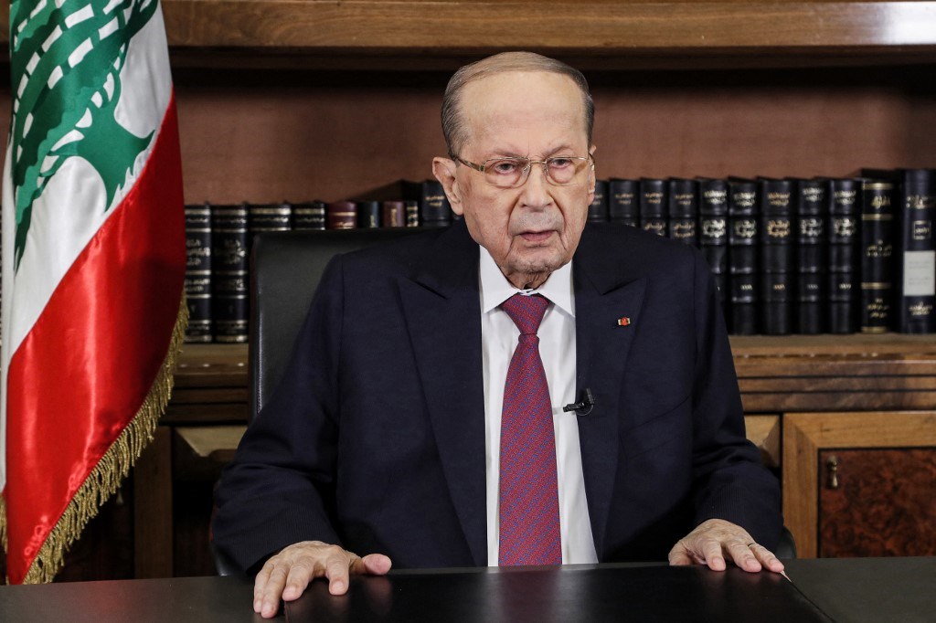 الرئيس اللبناني ميشال عون يلقي كلمة في القصر الرئاسي في بعبدا 27 كانون الأول/ ديسمبر 2021 (أ ف ب).