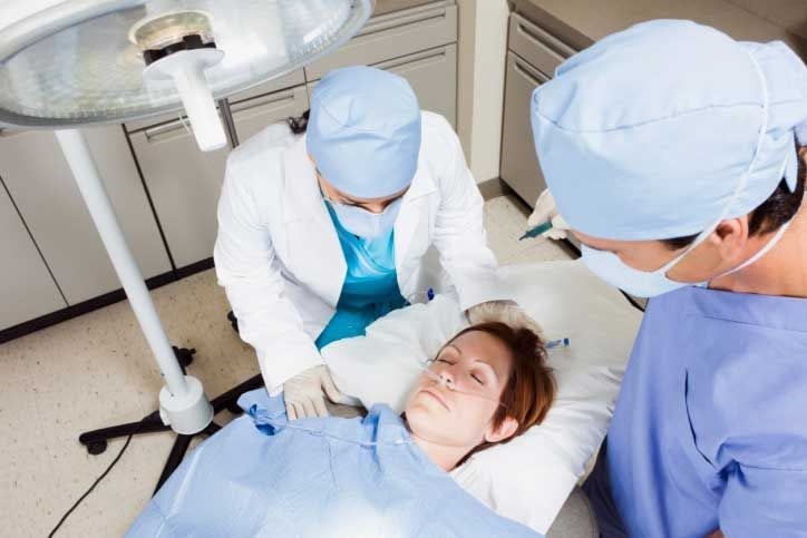 يتم اللجوء أحيانا إلى لإزالة تضخم الغدة الدرقية الذي ظهر بعد قصور الغدة الدرقية