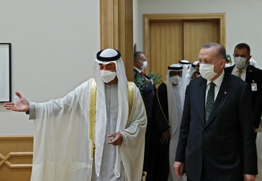 الرئيس التركي رجب طيب إردوغان مع ولي عهد أبوظبي محمد بن زايد في أبو ظبي 14 شباط/فبراير 2022 (أ ف ب).