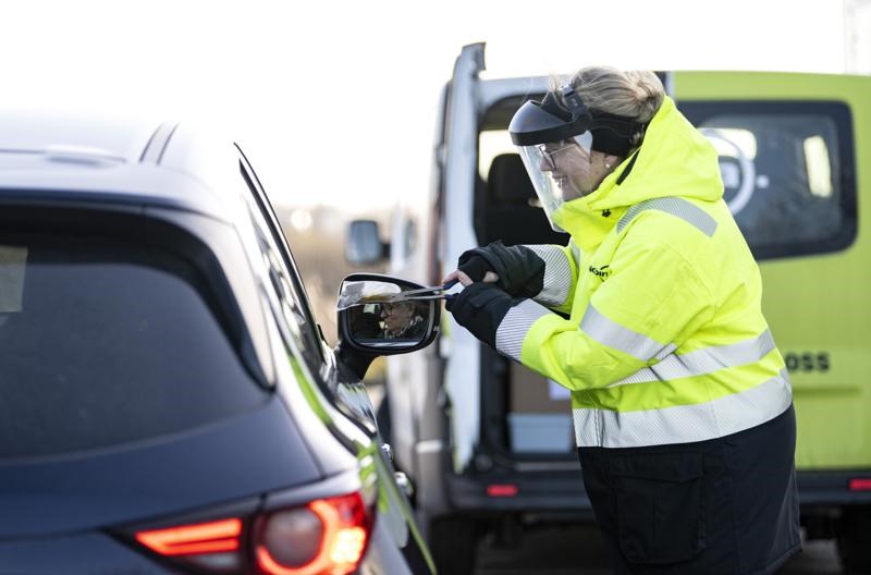 ممرضة تجري اختبار