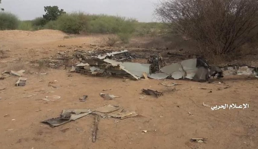 اليمن: الإعلام الحربي يعرض حطام طائرة تجسسية تم إسقاطها في حجة