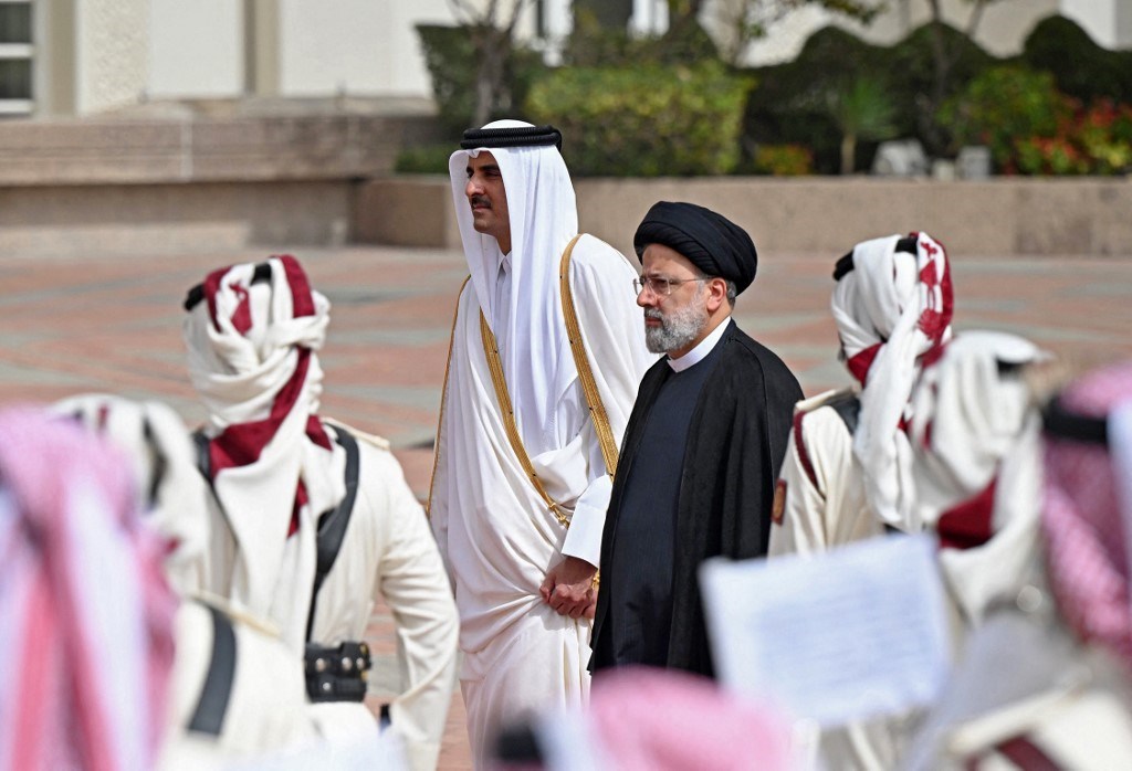 أمير قطر الشيخ تميم بن حمد آل ثاني يستقبل الرئيس الإيراني إبراهيم رئيسي في قطر 21 شباط/ فبراير 2022 (أ ف ب).