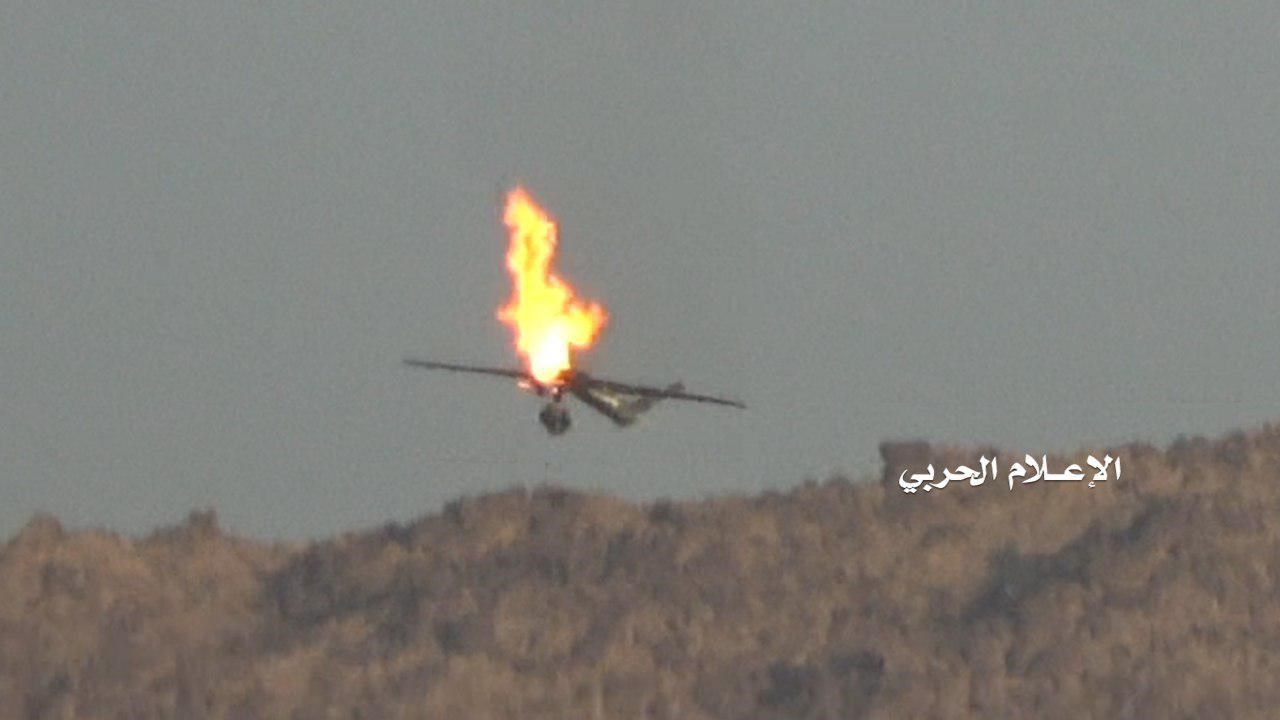 طائرة استطلاع أميركية الصنع خلال اسقاطها من قبل الدفاعات الجوية اليمنية 