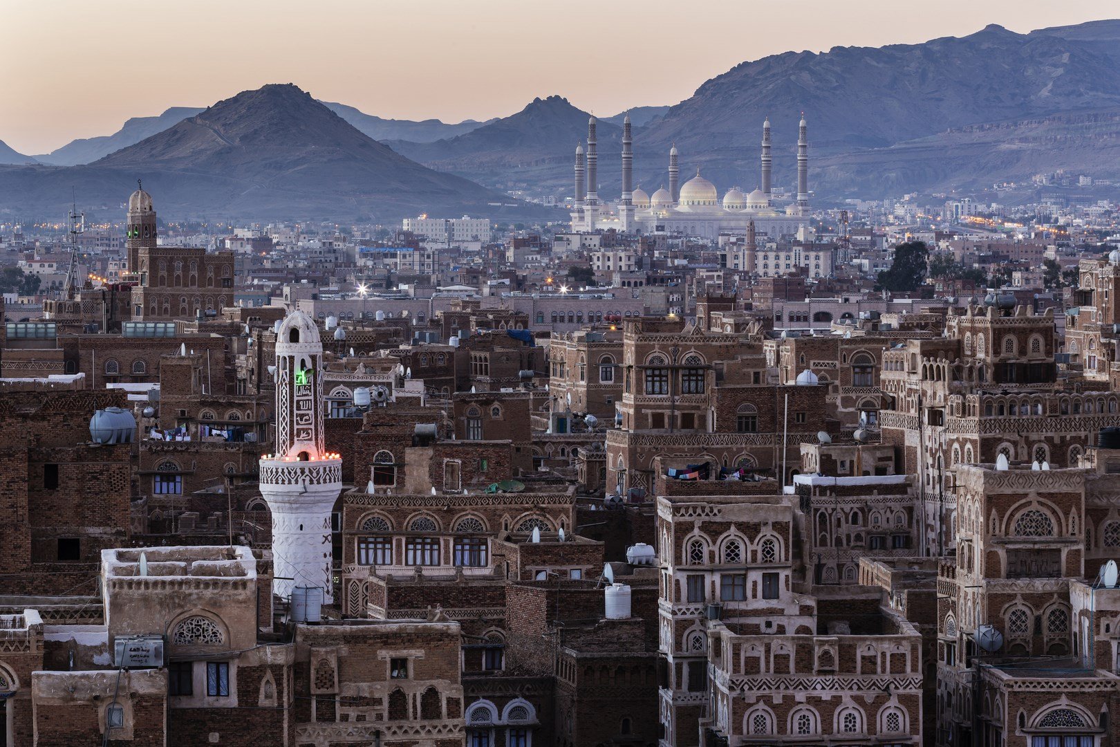 العجري: استمرار الإمارات في حربها ضد اليمن سيكلفها أكثر مما تتوقع