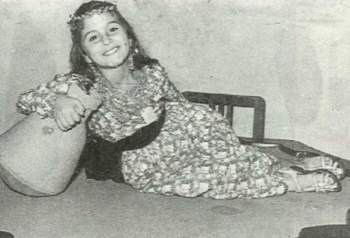 سعاد حسني وهي صغيرة بثياب الفلاحين