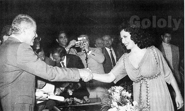 سعاد حسني تتسلم جائزة الممثلة الأولى من الأديب يوسف السباعي