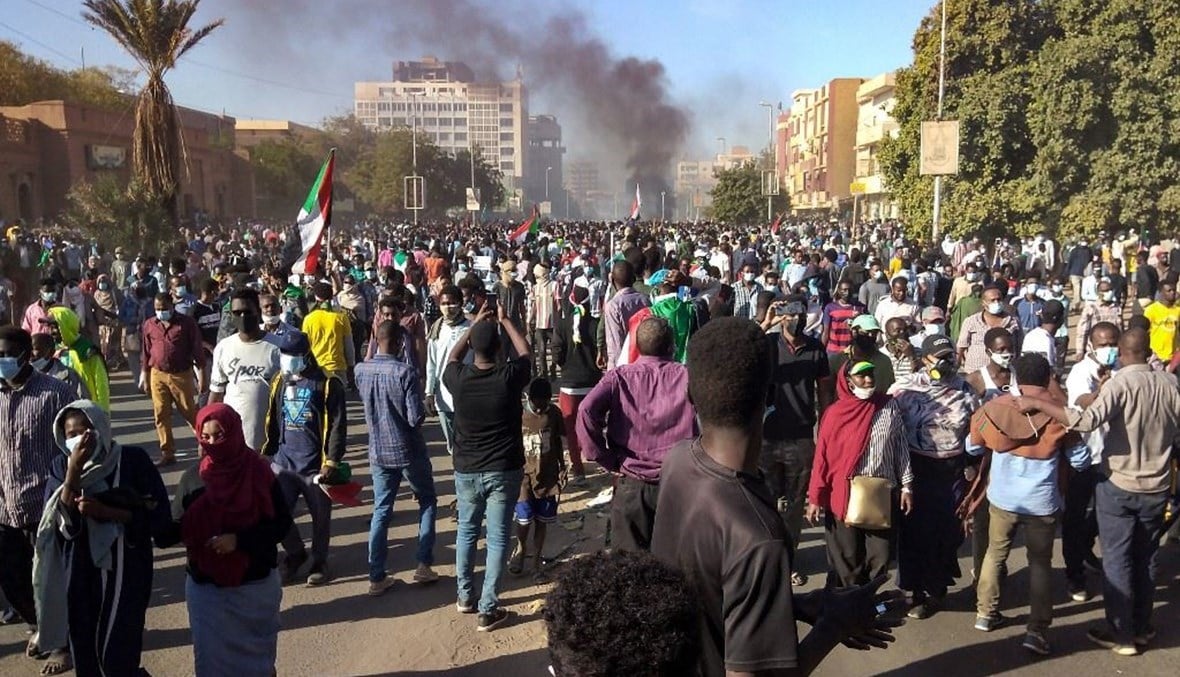 لجنة أطباء السودان: إصابة عشرات المتظاهرين خلال احتجاجات مناهضة للسلطة العسكرية