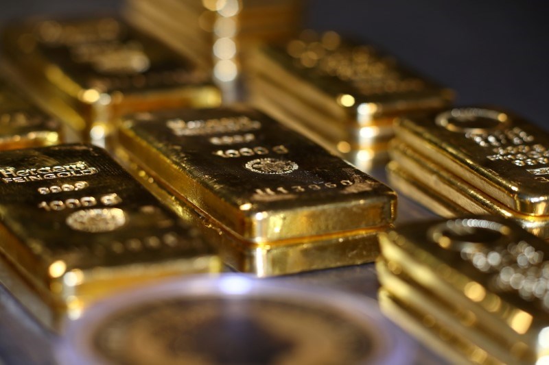 أسعار الذهب تستقر مع تراجعٍ للدولار