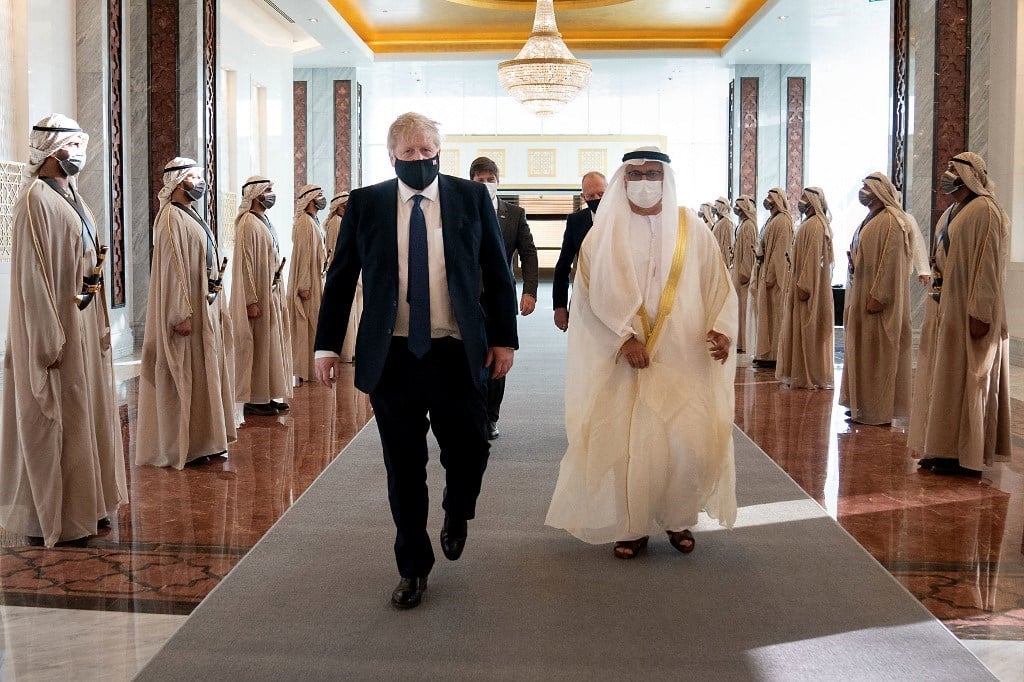 جونسون لدى وصوله إلى مطار أبوظبي 16 آذار/ مارس 2022 (أ ف ب).