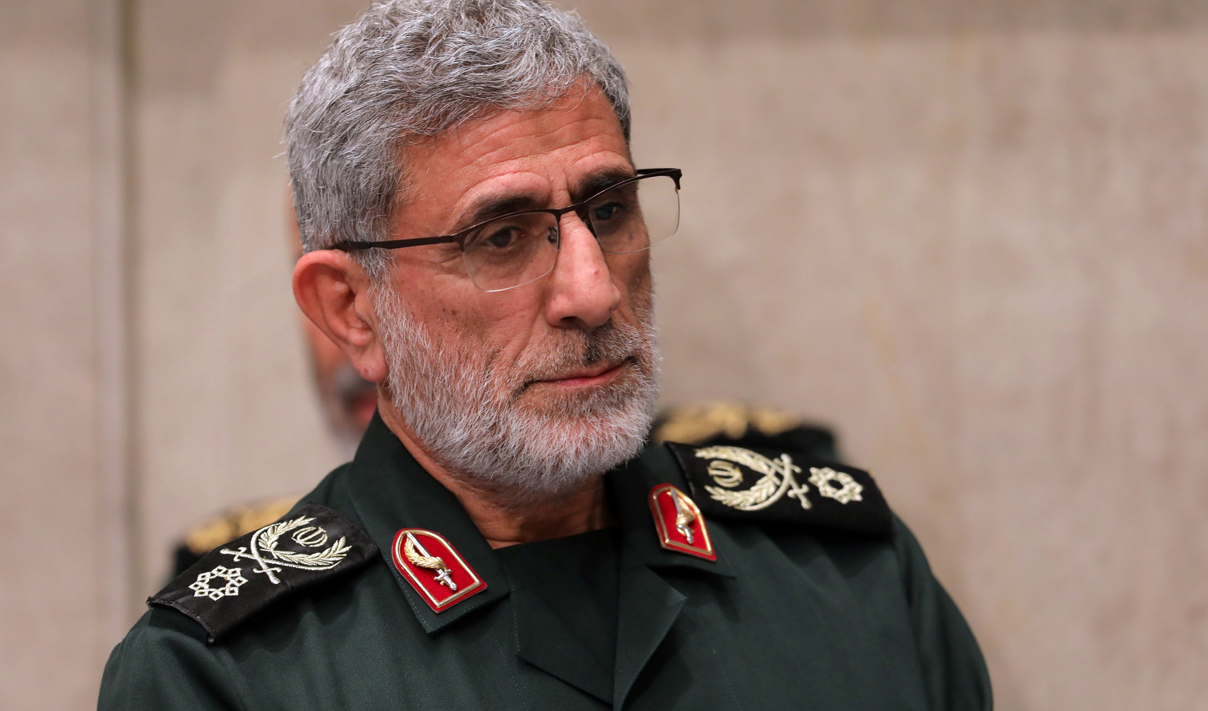 قائد قوة القدس يعزي محمد الضيف بوفاة والده