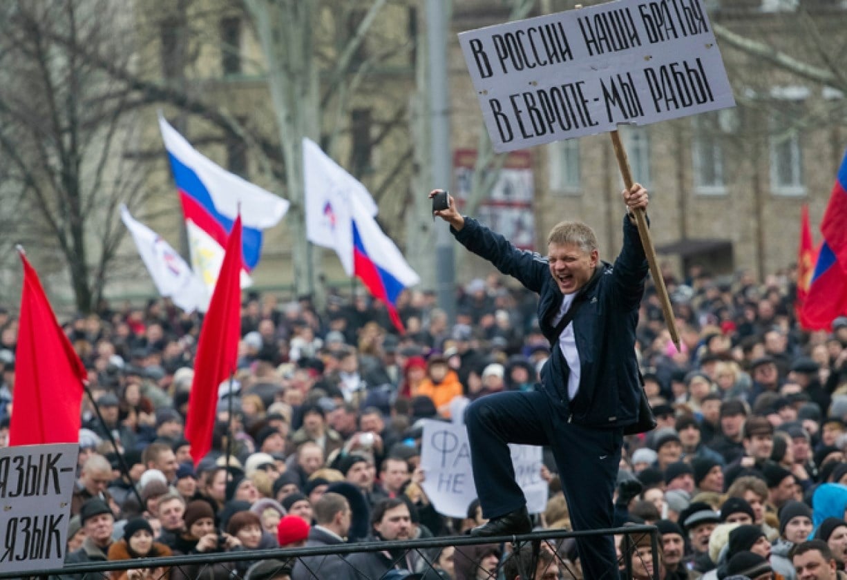 احتفالات في دانيتسك بعد إعلان استقلالها باستفتاء شعبي