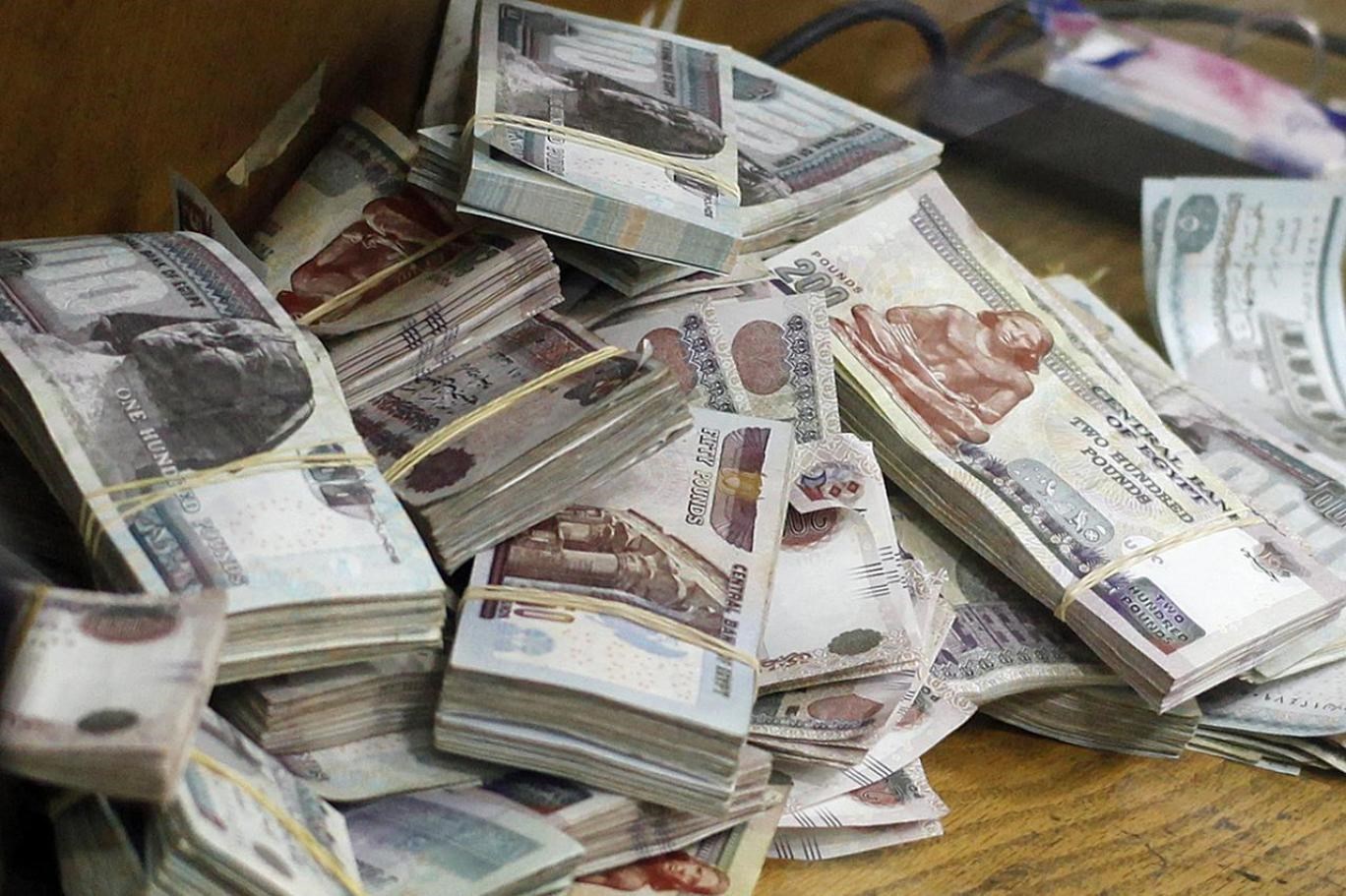 مصر تخفض قيمة عملتها المحلية أمام الدولار الأميركي بنسبة 17%
