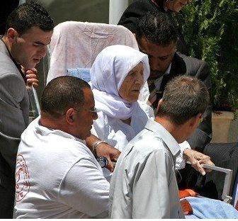 حورية درويش خلال مشاركتها في تشييع ولدها الشاعر محمود درويش