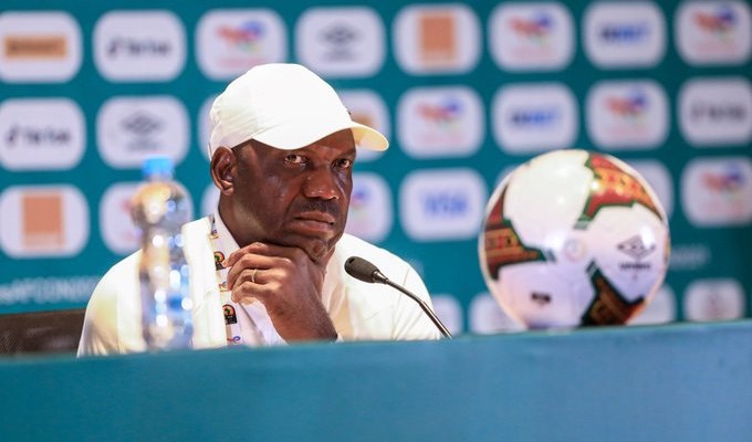 أوغوستين إيغوافوين مُدرب منتخب نيجيريا السابق