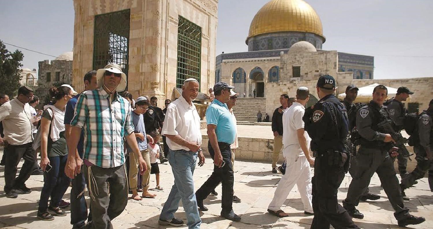 المستوطنون يقتحمون المسجد الأقصى بحماية شرطة الاحتلال الإسرائيلي
