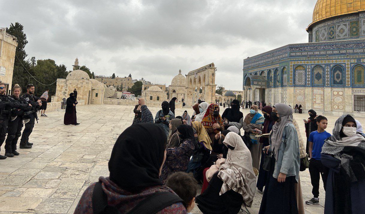 المرابطات الفلسطينيات يتحدّين الاحتلال ويواصلن هتافاتهن نصرةً للأقصى
