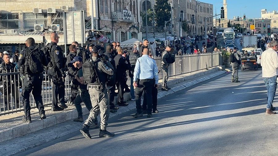 خلال مواجهة شرطة الاحتلال المستوطنين لعدم المشاركة في مسيرة الأعلام - القدس المحتلة