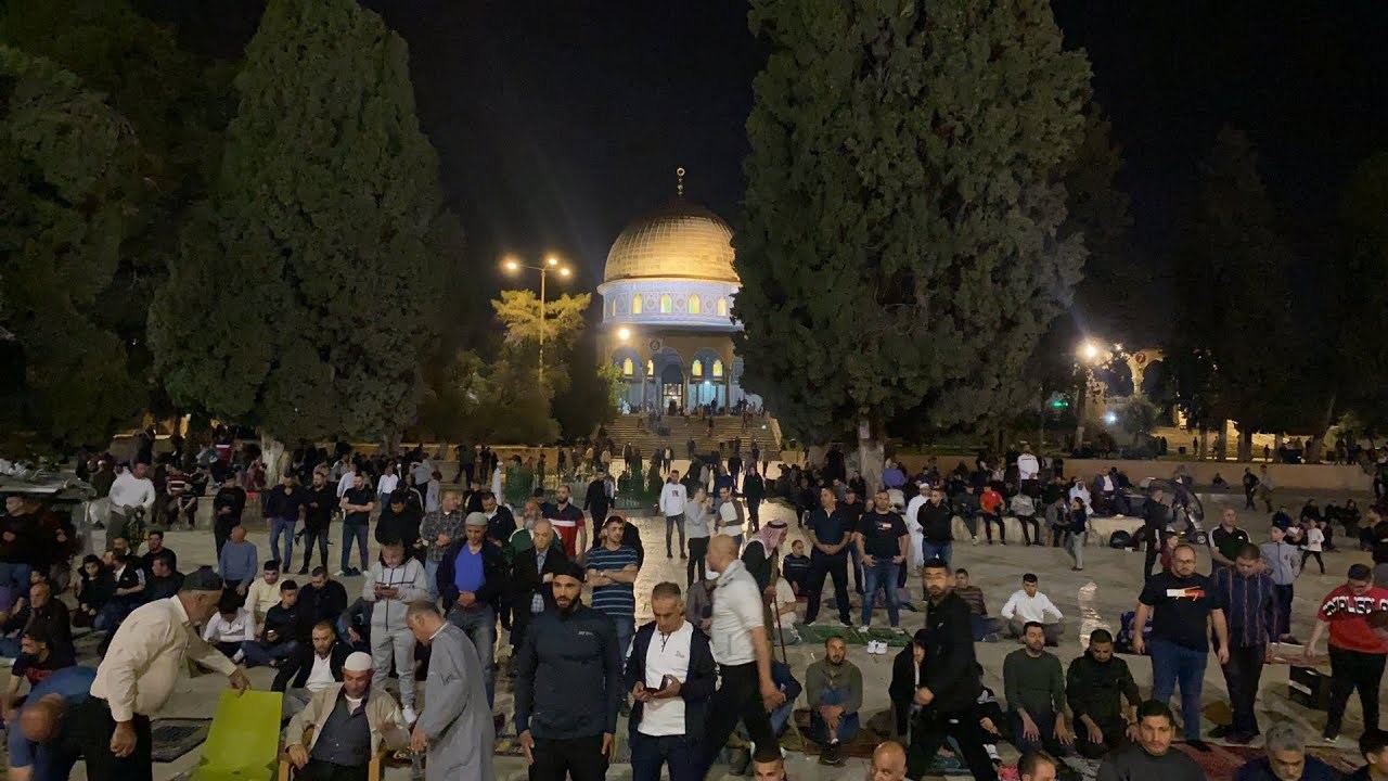عشرات الآلاف أدوا صلاة العشاء في الأقصى.. والاحتلال يقمع مسيرة في أم الفحم