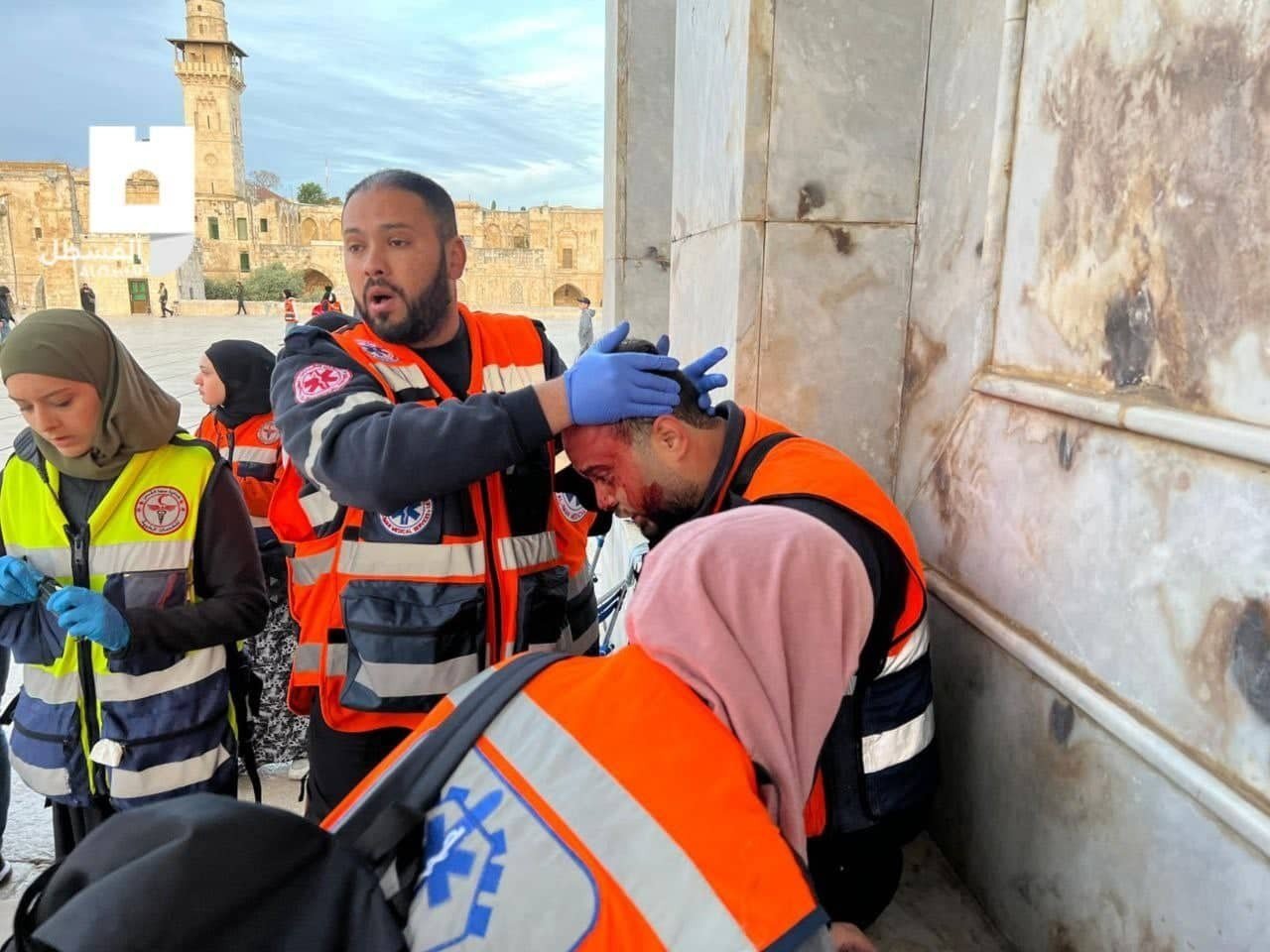 إصابة أحد المسعفين أثناء قمع قوات الاحتلال للأهالي في المسجد الأقصى اليوم (وسائل التواصل الاجتماعي).