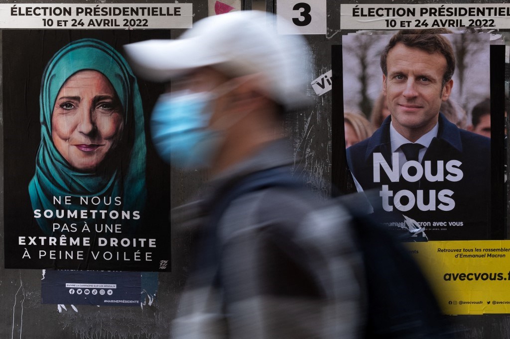ملصق انتخابي في شوارع باريس 22 نيسان/أبريل 2022 (أ ف ب).