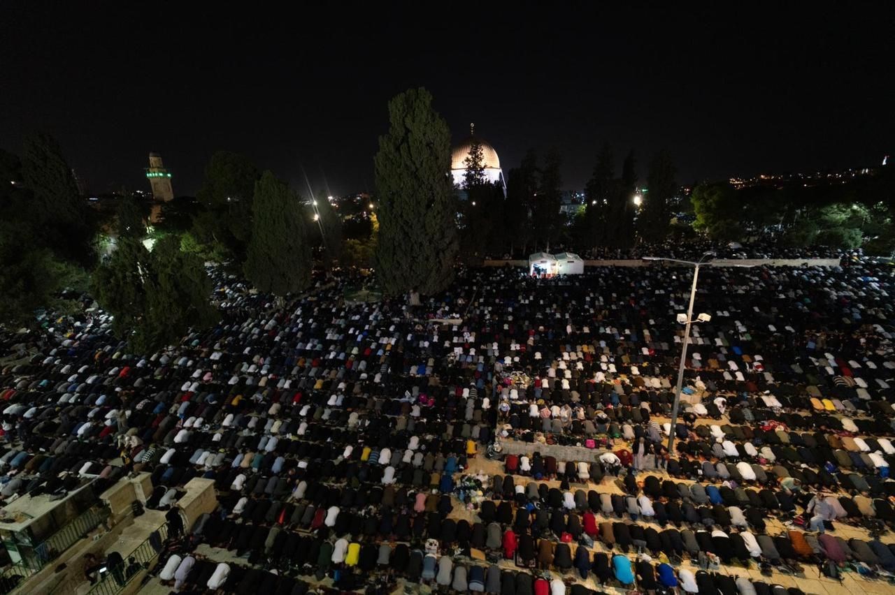 ربع مليون مصلٍ يحيون ليلة القدر في المسجد الأقصى المبارك
