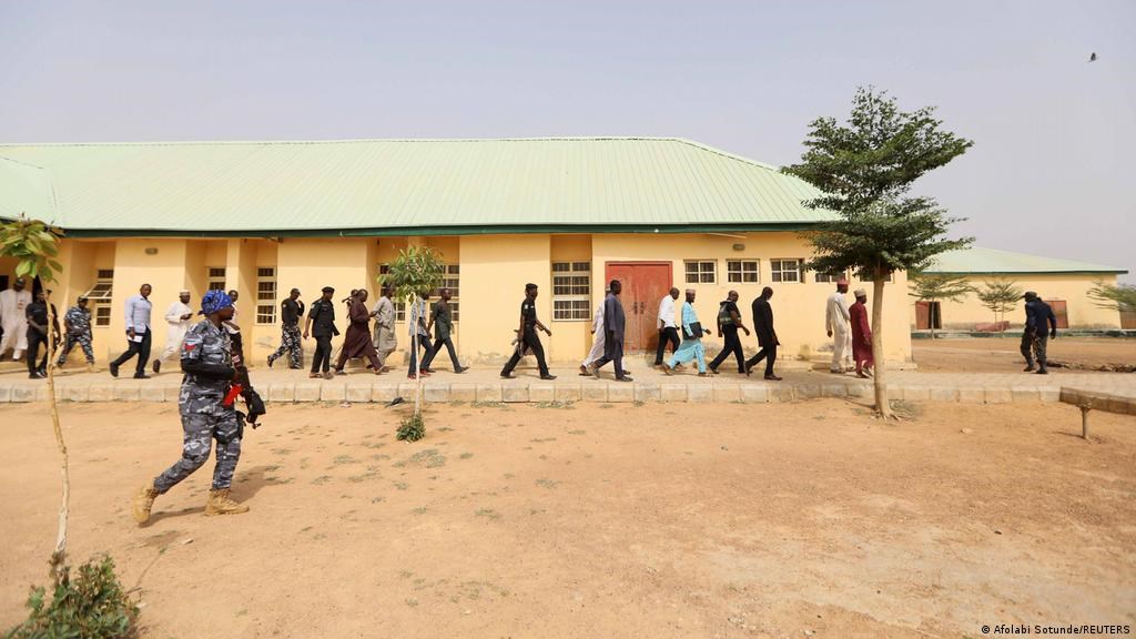 مقتل 12 شخصاً وإصابة 28 آخرين في هجوم مسلح وسط نيجيريا