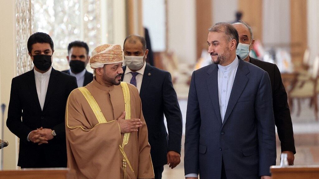 وزير الخارجية الإيراني حسين أمير عبد اللهيان ونظيره العماني بدر بن حمد البوسعيدي