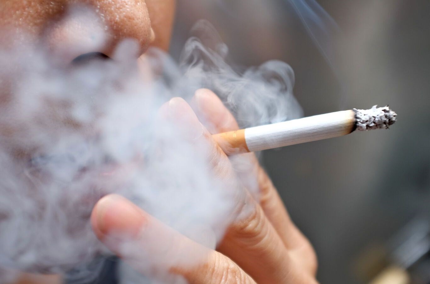 التدخين على أنواعه من أسباب تساقط الشعر 
