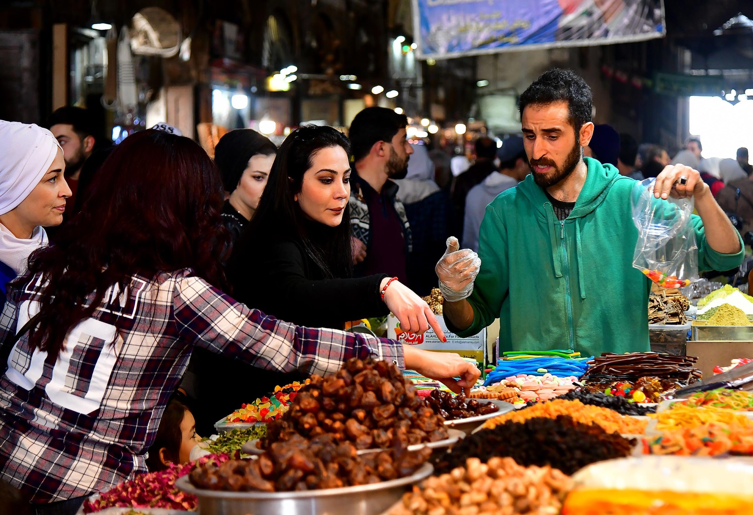 المارة في أسواق سوريا أكثر بكثير من المتبضعين