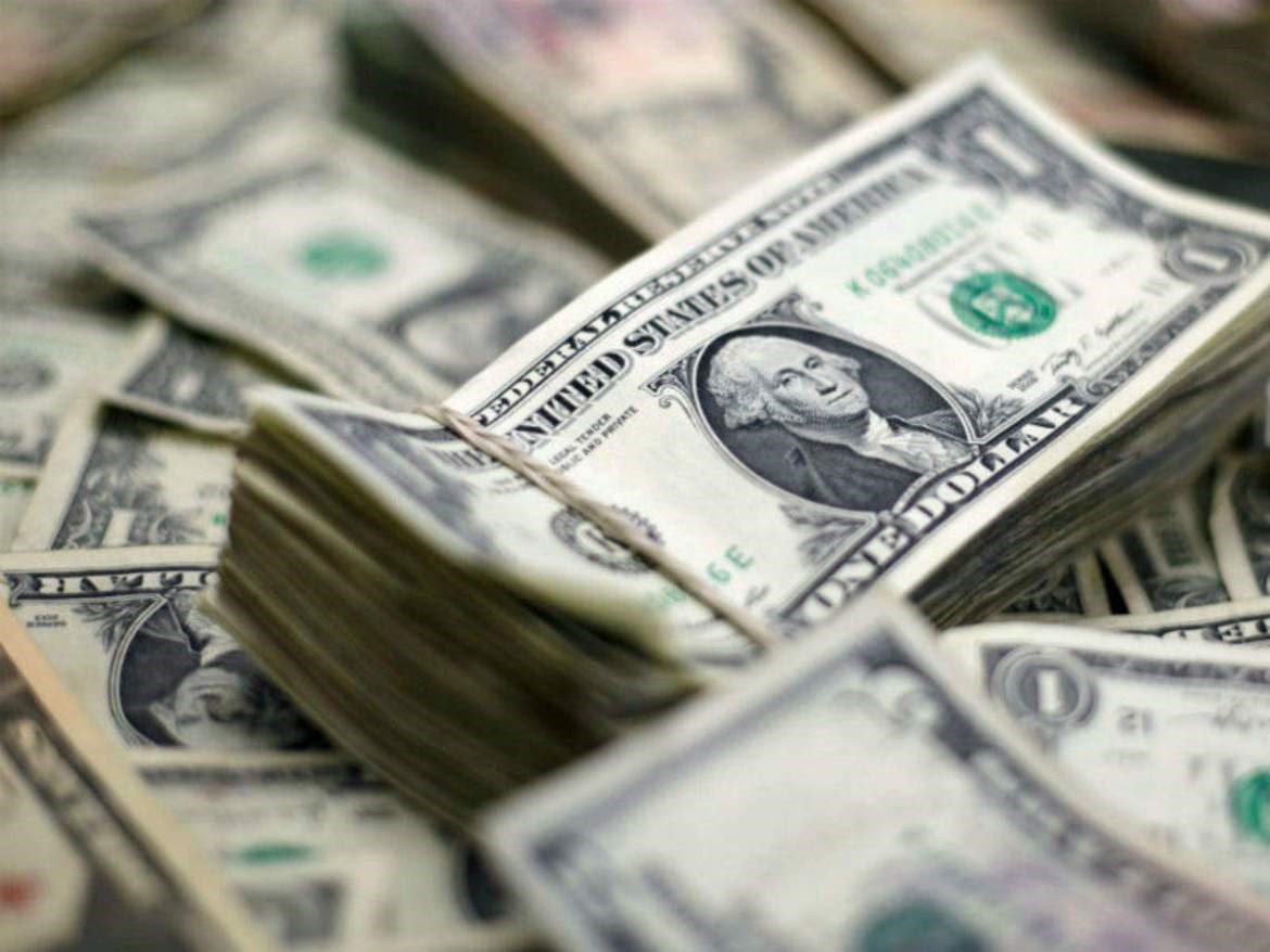 الدولار يقفز لأعلى مستوى في حوالى عامين