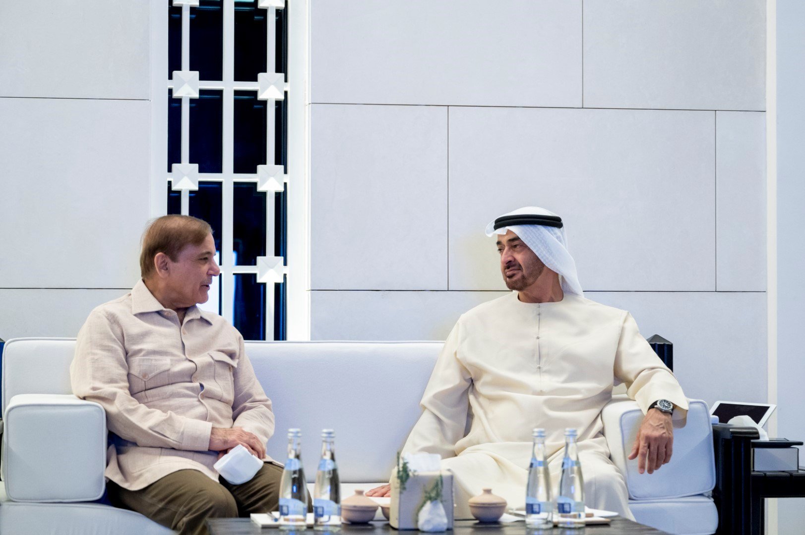 ولي عهد أبو ظبي محمد بن زايد آل نهيان مساقبلاًَ رئيس وزراء باكستان محمد شهباز شريف