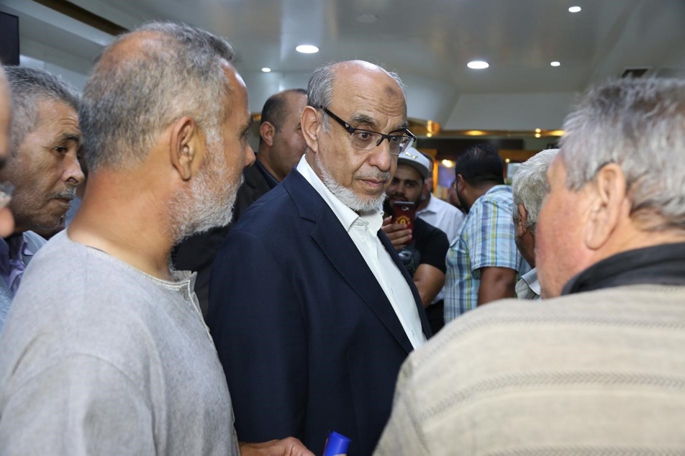 رئيس الوزراء التونسي السابق  حمادي الجبالي يرافق زوجته إلى مركز الشرطة 