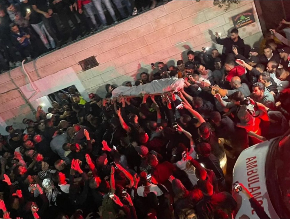 الاحتلال الإسرائيلي يعتدي على مشيعي الشهيد الشريف خلال نقله للأقصى