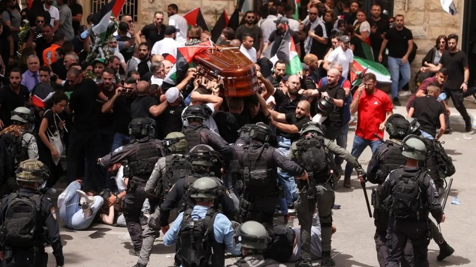 المستشفى الفرنسي في القدس: يتهم إسرائيل بالاعتداء على جنازة شيرين أبو عاقلة 