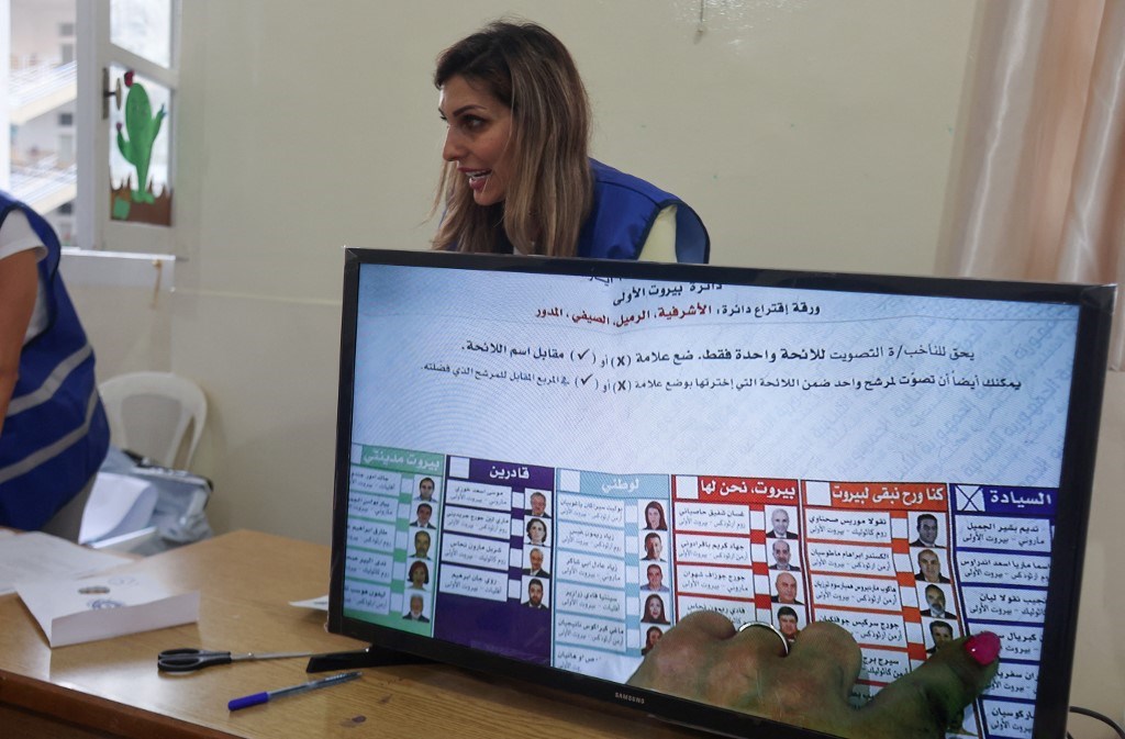 فرز الأصوات للانتخابات بحضور مندوبي الأحزاب ومراقبي الاتحاد الأوروبي في بيروت 15 أيار/مايو 2022 (أ ف ب).