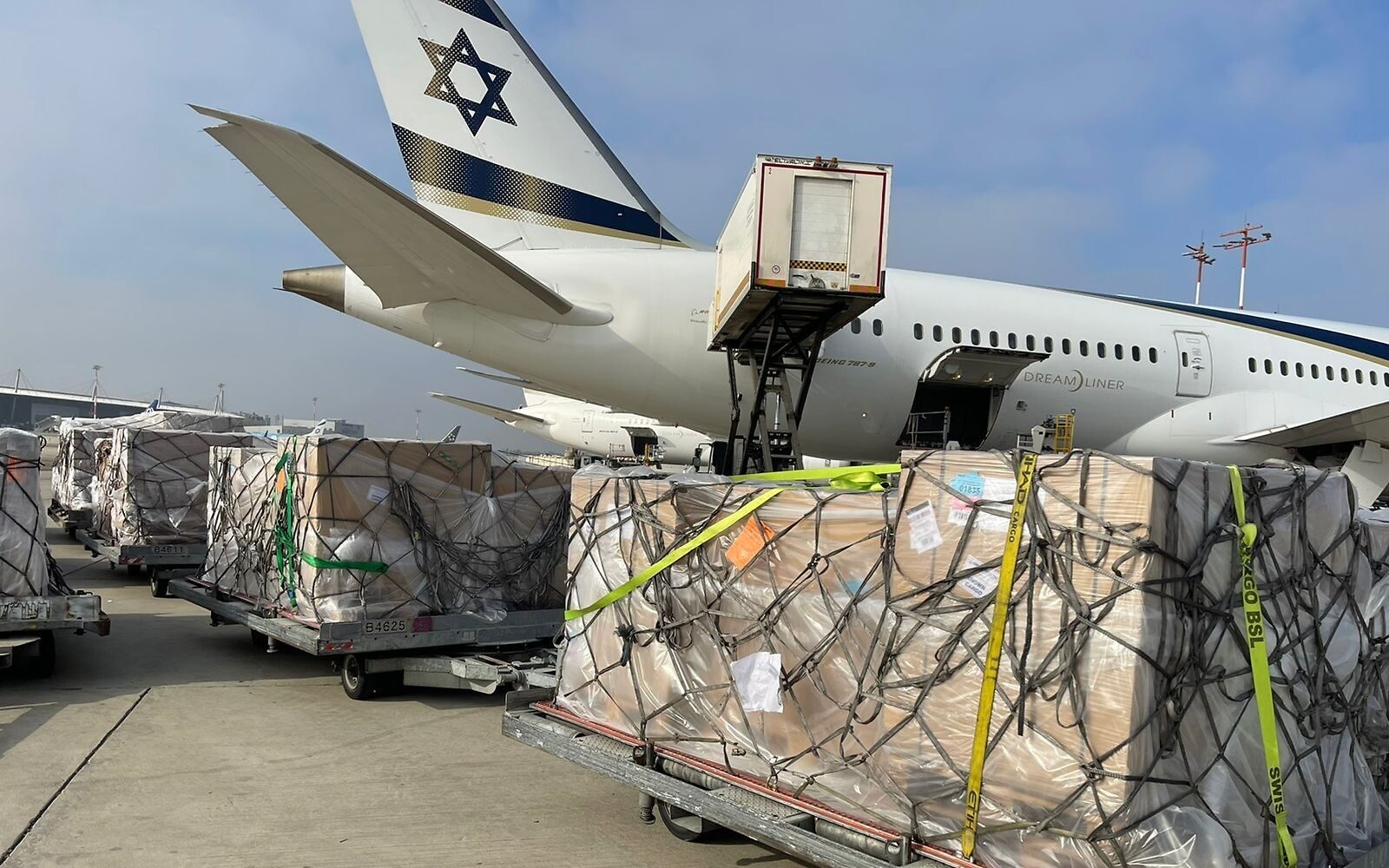 شحن الخوذات والسترات الواقية من الرصاص إلى أوكرانيا 19 أيار/مايو 2022 (وزارة الأمن الإسرائيلية)