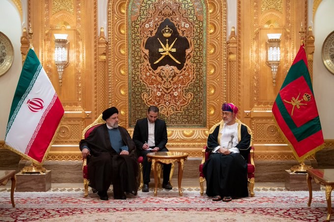 سلطان عمان هيثم بن طارق آل سعيد مستقبلاً الرئيس الإيراني ابراهيم رئيسي في قصر العلم بمسقط