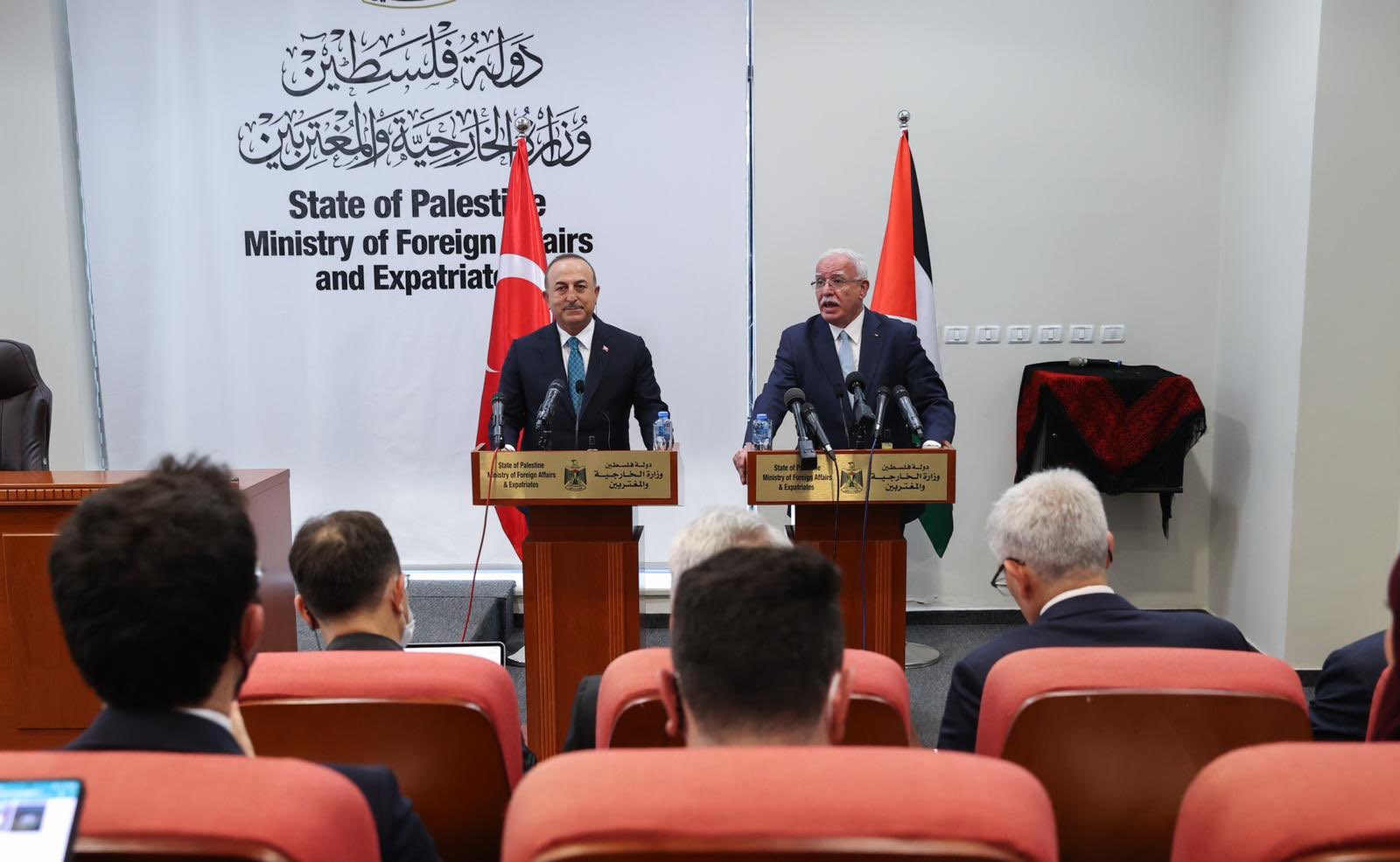 وزير الخارجية التركي مولود تشاووش أوغلو ونظيره الفلسطيني رياض المالكي - رام الله