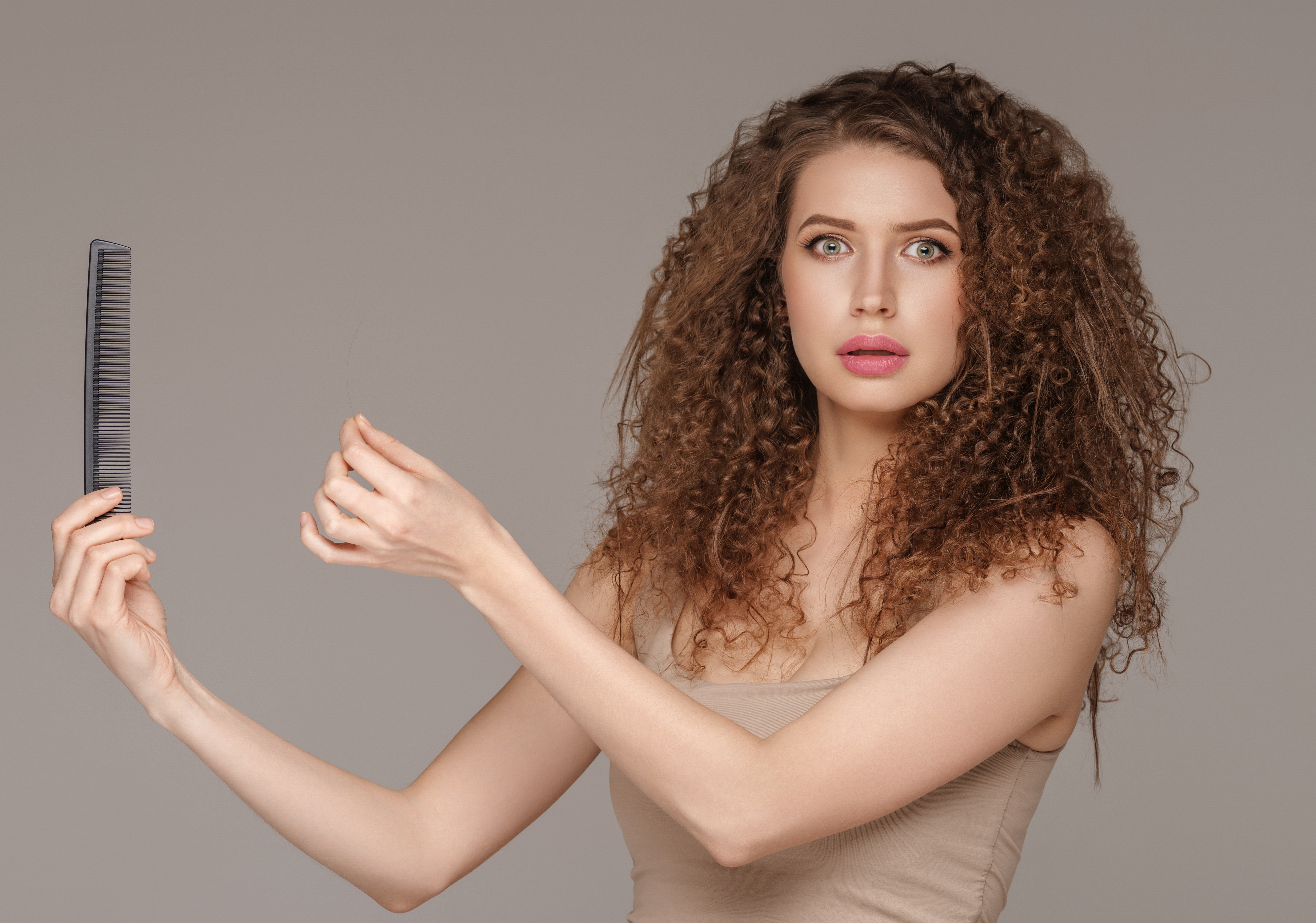 قد يسبب نقص فيتامينات الشعر تساقطه