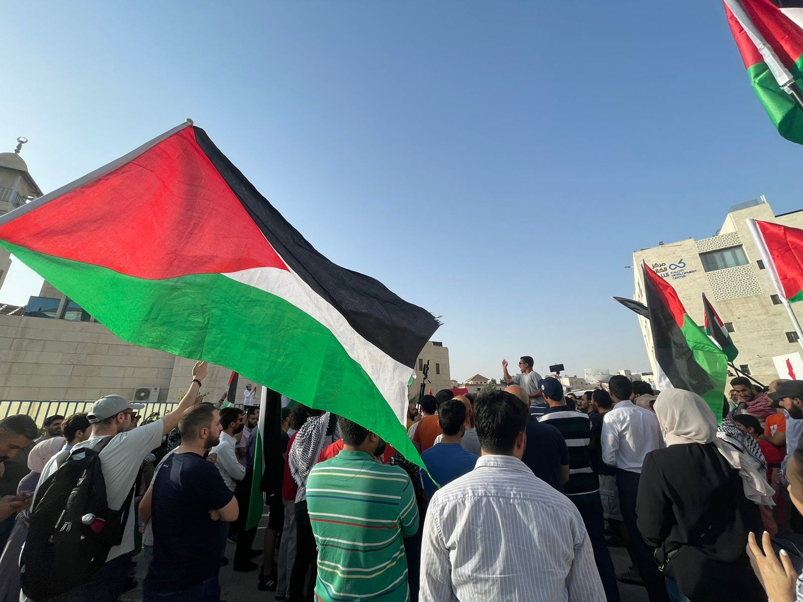 تجمع عدد من المواطنين لنصرة فلسطين في العاصمة الأردنية