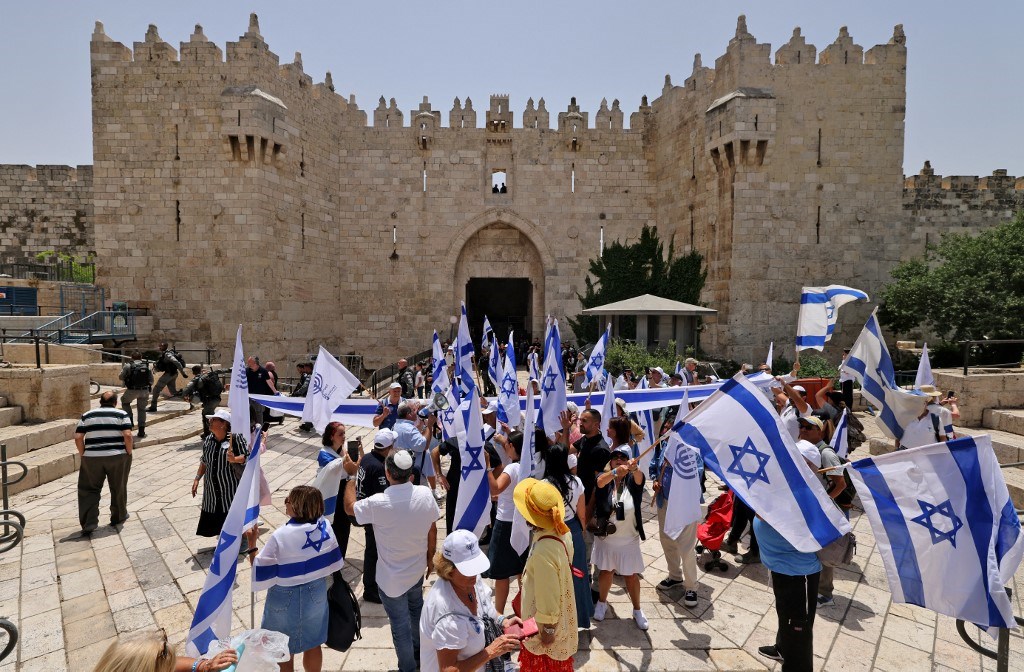 مستوطنون يقتحمون باب العمود في القدس المحتلة 29 أيار/ مايو 2022 (أ ف ب).