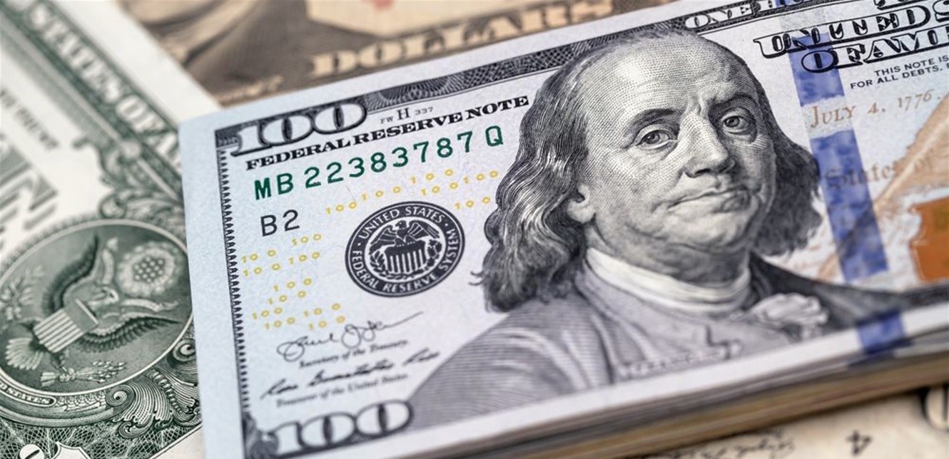 الدولار يواصل التراجع من أعلى مستوى في 20 عاماً