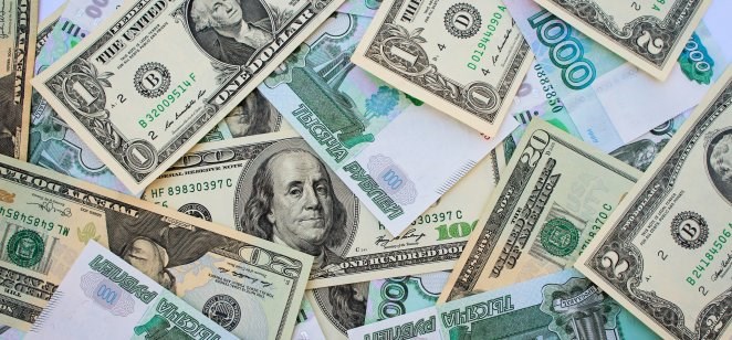 الدولار يهبط أمام الروبل الروسي إلى مستويات هي الأولى في نحو عامين