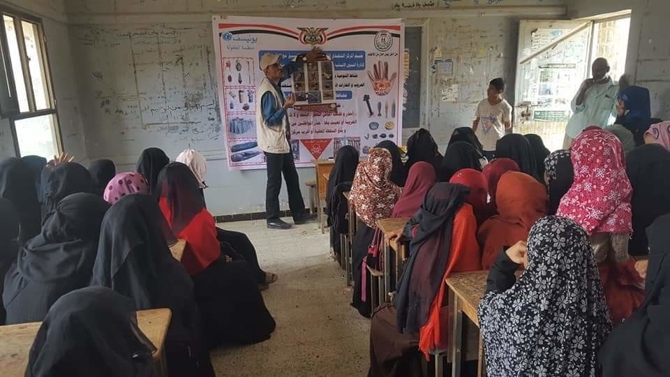 من ورشة للمركز للتوعية حول الألغام والقنابل العنقودية لنساء في مدينة الحديدة