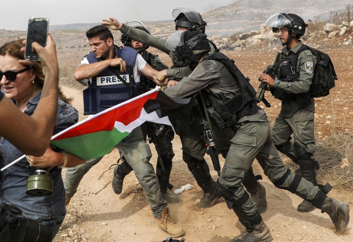 عناصر من قوات الاحتلل تعتدي على أحد الصحافيين - فلسطين المحتلة 
