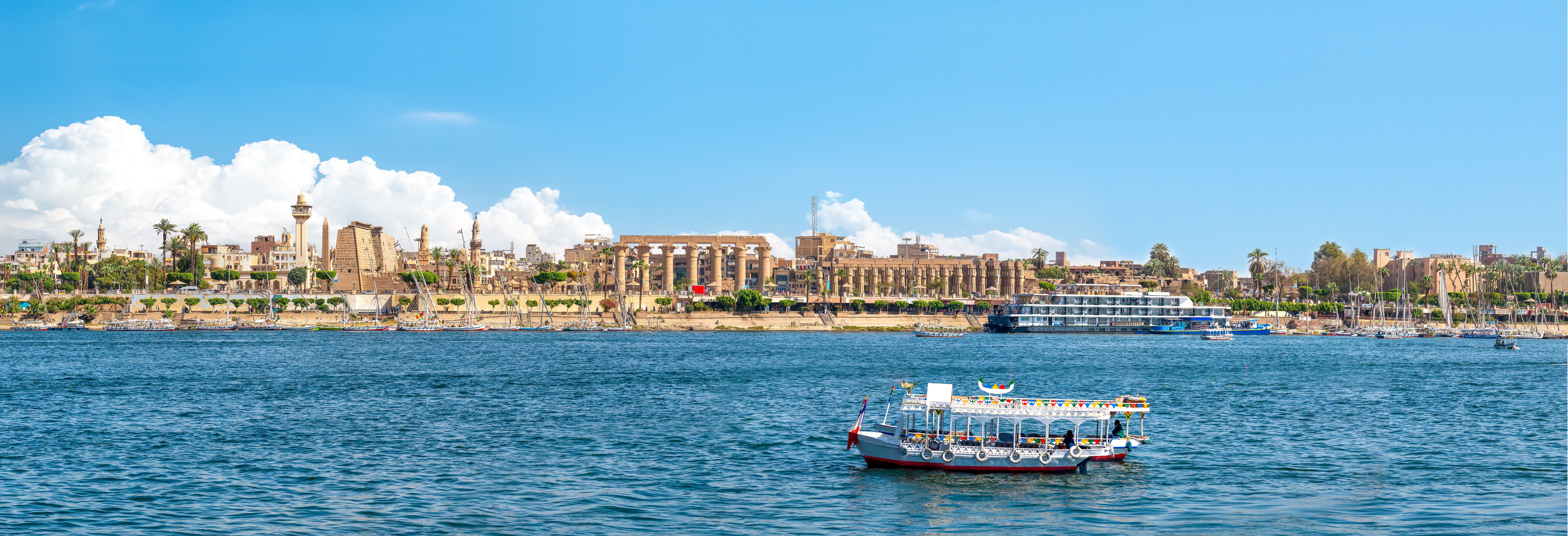 رحلة سياحية وسط نهر النيل
