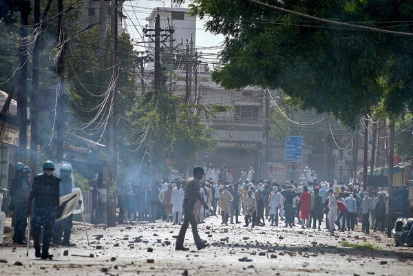 محتجون مسلمون في أوتار براديش يرشقون الشرطة بالحجارة.