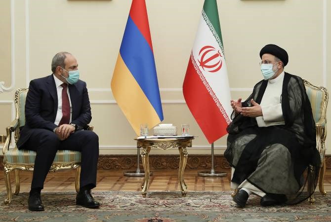 الرئيس الإيراني إبراهيم رئيسي مستقبلاً رئيس وزراء أرمينيا نيكول باشينيان - طهران (أرشيف)