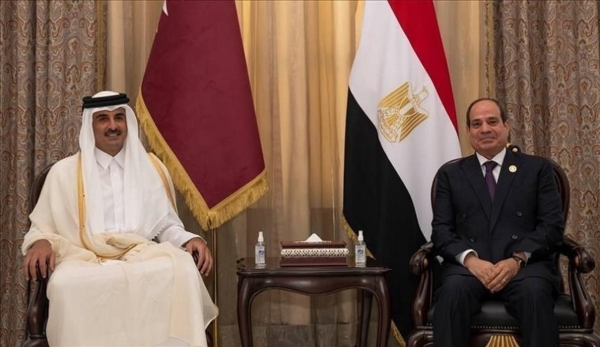 الرئيس المصري عبد الفتاح السيسي وإلى جانبه أمير قطر