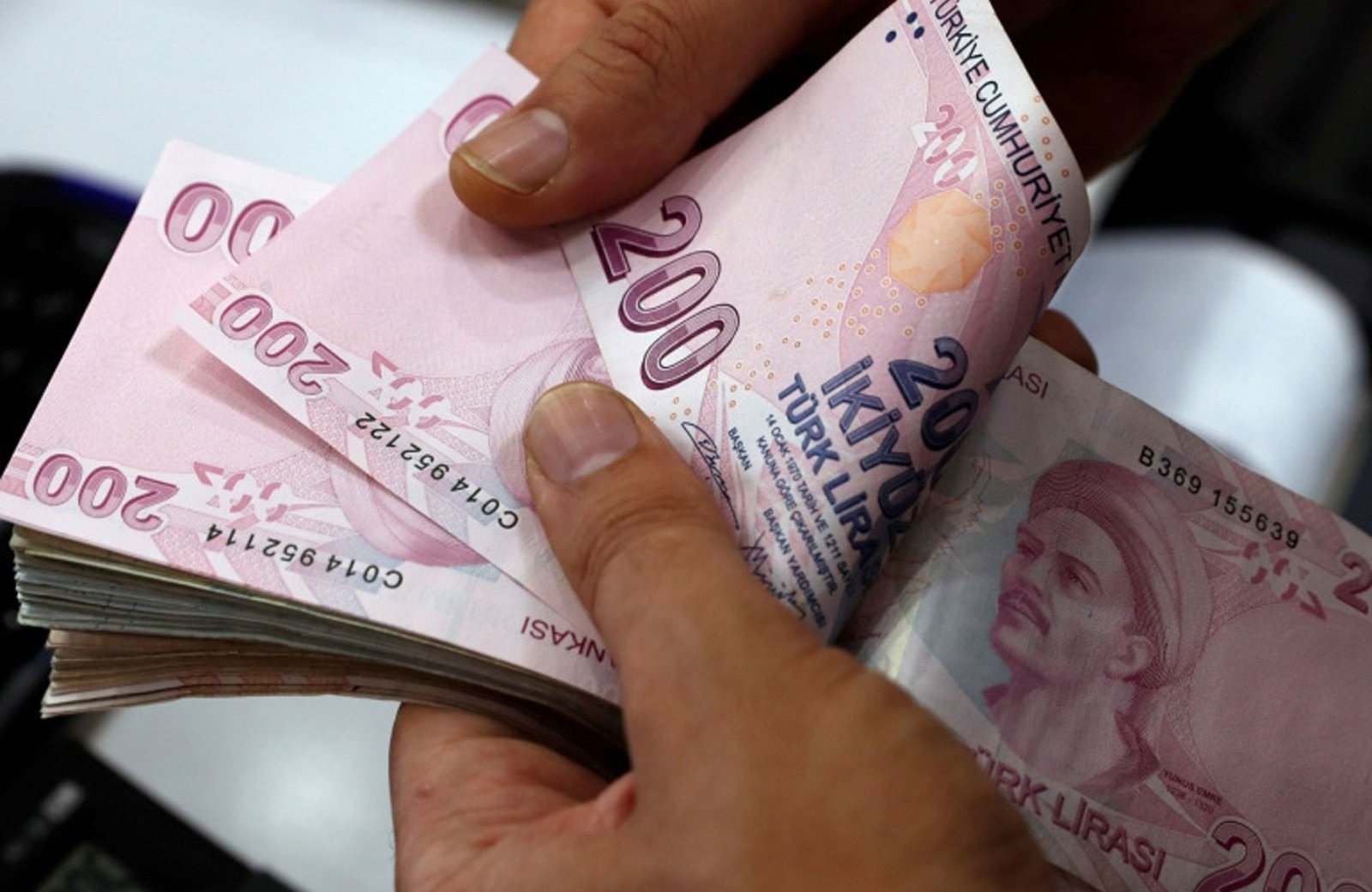 الليرة التركية تصعد بعد قيود على الإقراض
